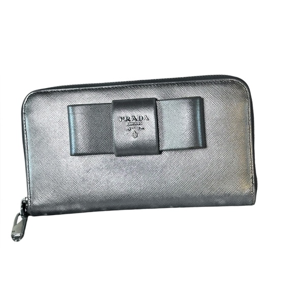 Prada Saffiano Lux Leather Bow Continental Wallet in very good condition.